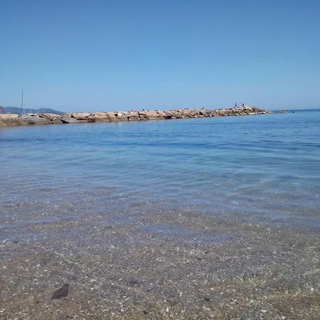 Holiday home Superbe Duplex Avec Terrasse, Piscine Et Parking Au Lavandou - Fr-1-251-567 *
